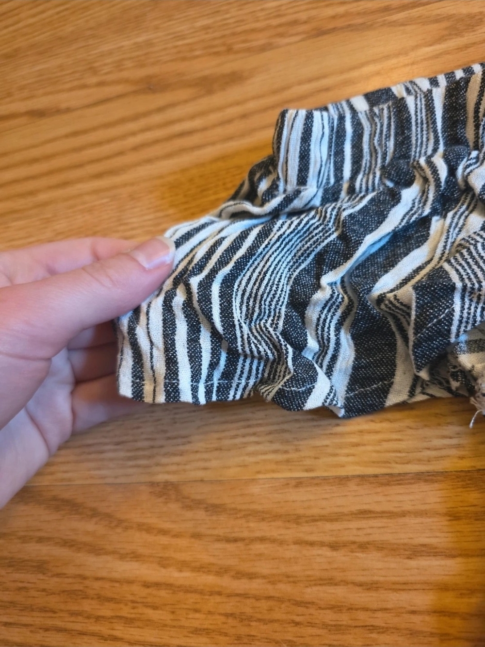 Off-Shoulder Striped Crop Top - Picture 4 of 6